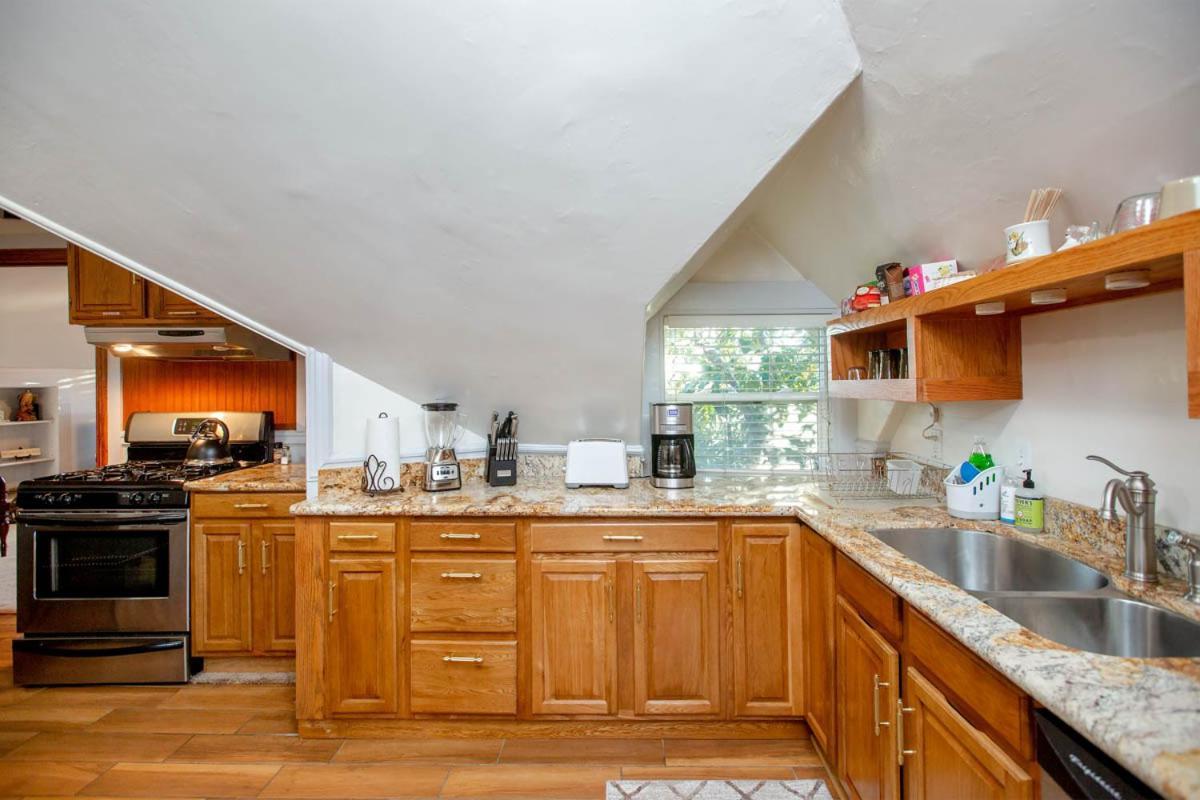 Alameda 3Br Unique Victorian Penthouse With Deck And Outdoor Furniture, Ac, 3 Blocks To Beach & Shopping Center & 2 Free Parking Spaces מראה חיצוני תמונה