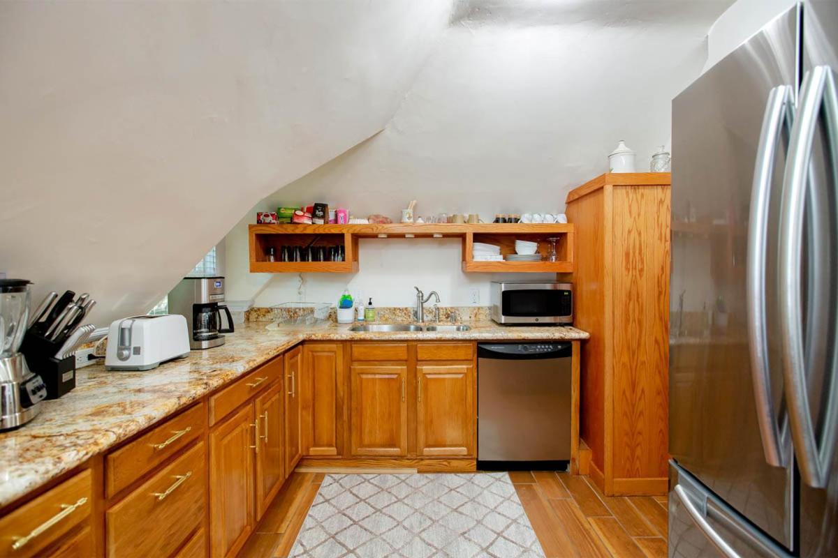 Alameda 3Br Unique Victorian Penthouse With Deck And Outdoor Furniture, Ac, 3 Blocks To Beach & Shopping Center & 2 Free Parking Spaces מראה חיצוני תמונה